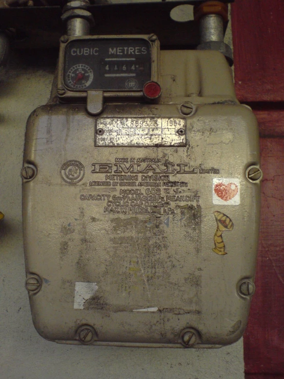 the bottom part of a small machine with the words cubbie meter