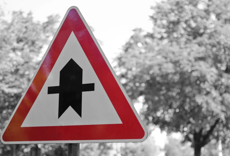 street sign with two arrows indicating where traffic is right