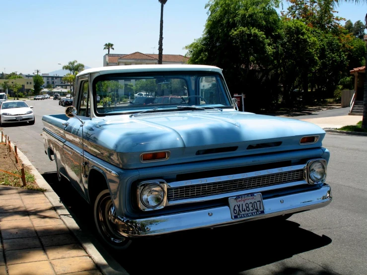 a truck that is parked by the curb