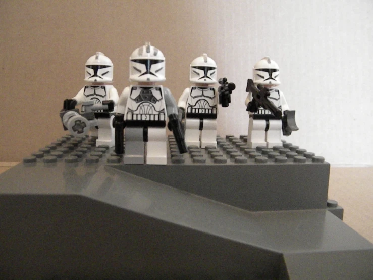 lego figurines of the wars of the worlds sit on top of the steps