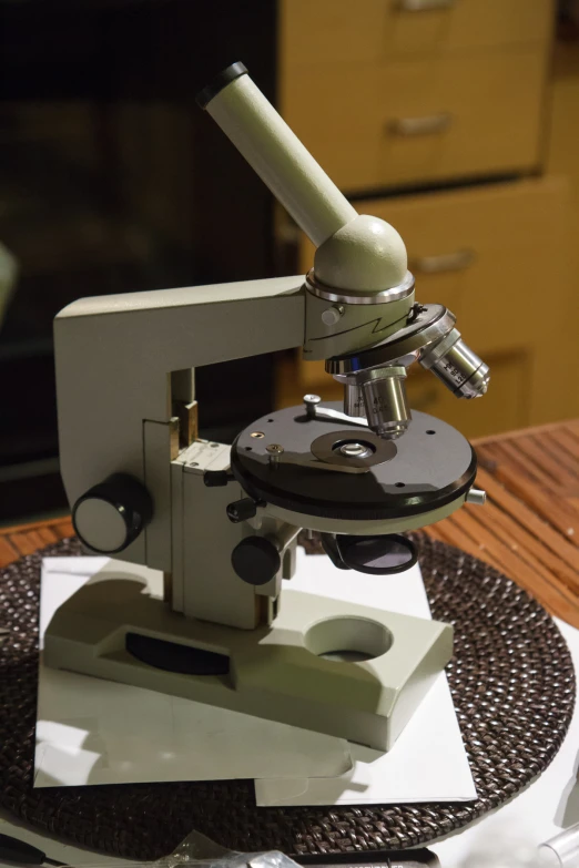 a small microscope sitting on top of a table