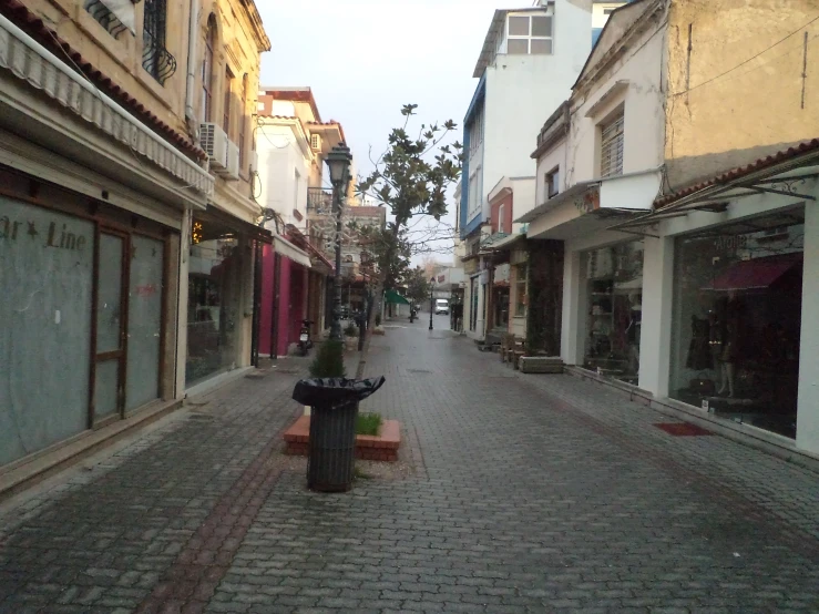 this is an empty sidewalk outside of a store