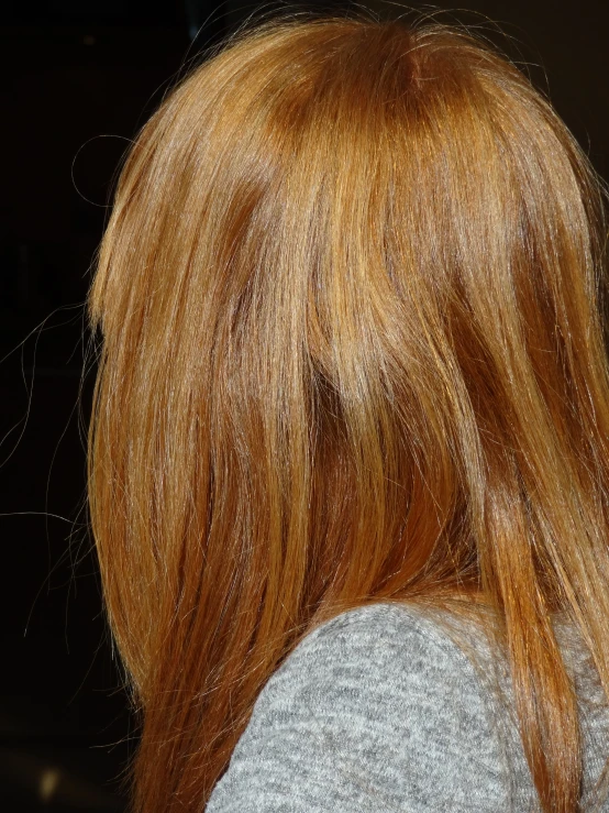 an orange - colored haircut with highlights from the head