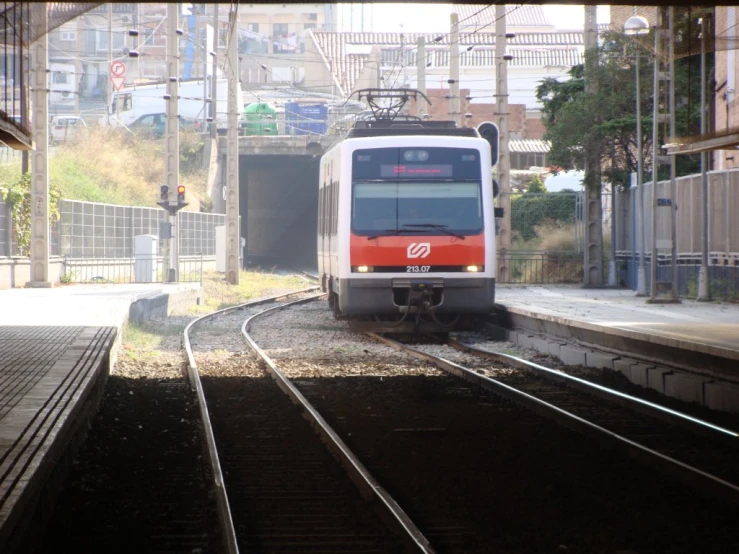 a train traveling through the city past an exit