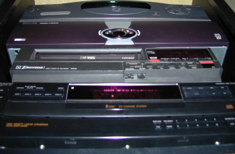 an old radio set with the electronic disc player