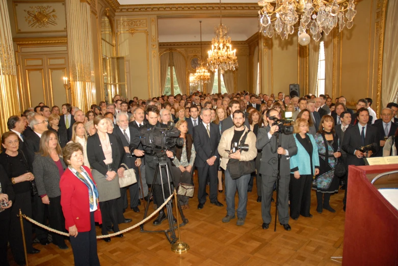 there is a large group of people waiting to be taken pictures