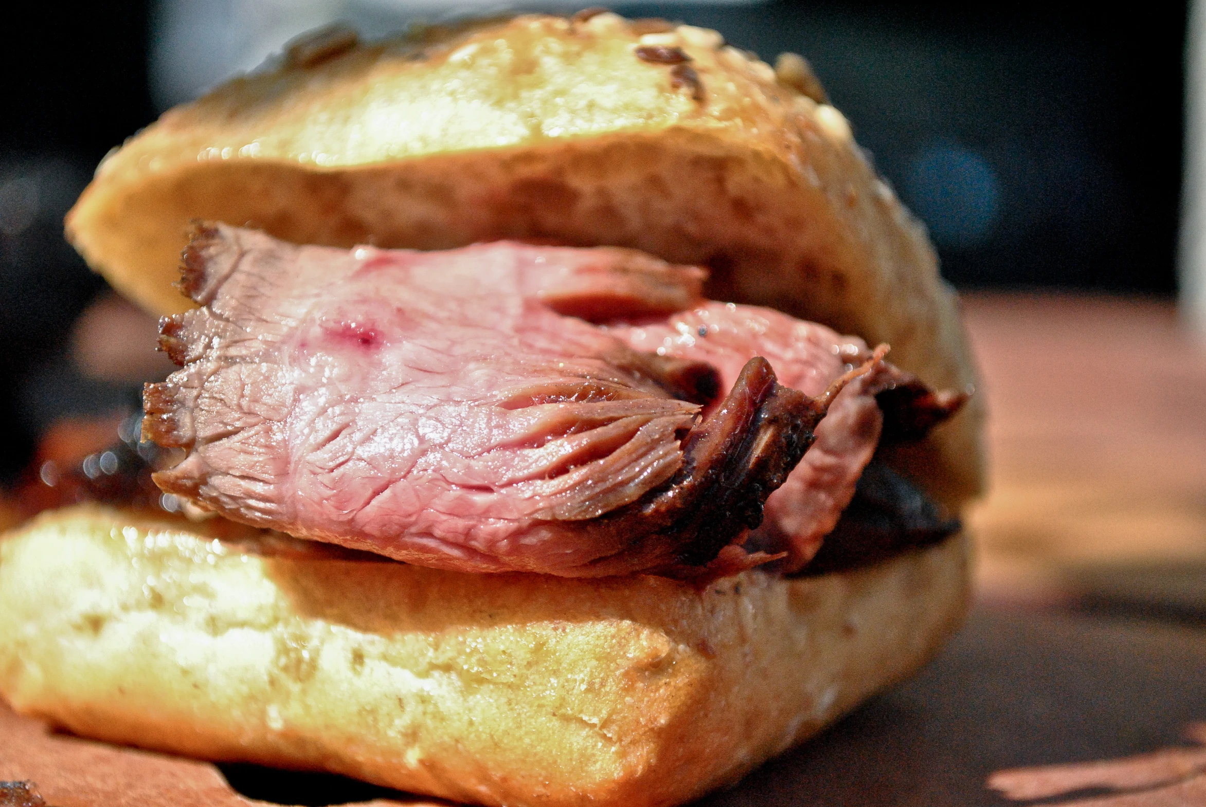 a roast beef sandwich made with bread