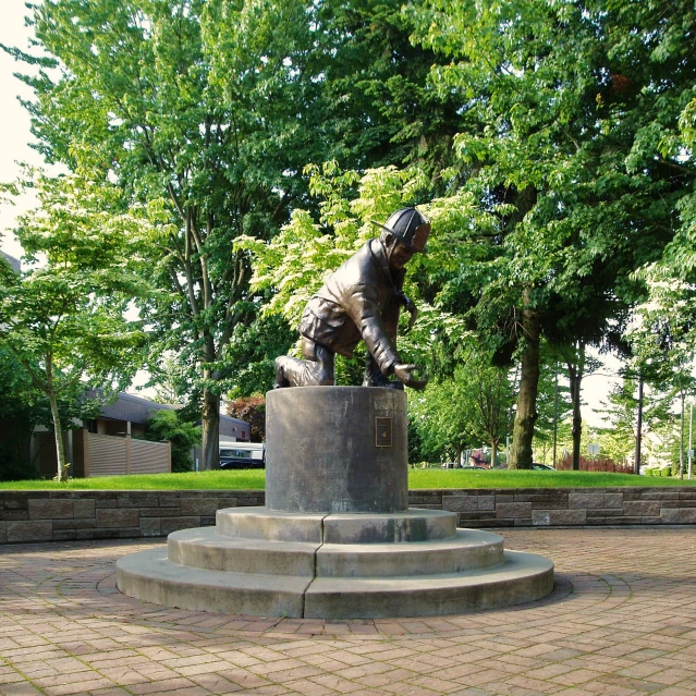 the statue is next to some stairs in the park