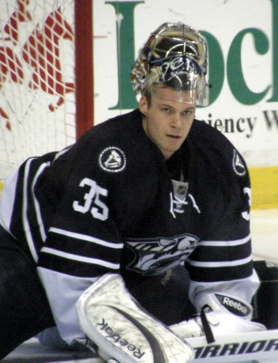 an image of a hockey player about to go in position