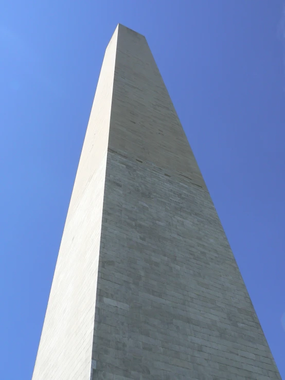 a monument is in front of the sky