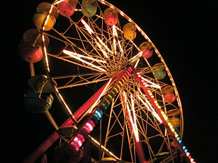 a ferris wheel in the dark with some lights in it