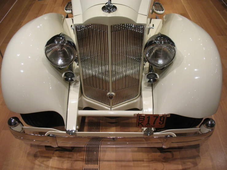 the front end of an old fashion white car