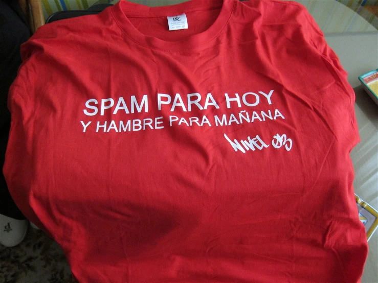a red shirt with words in white, that says spam para hoy