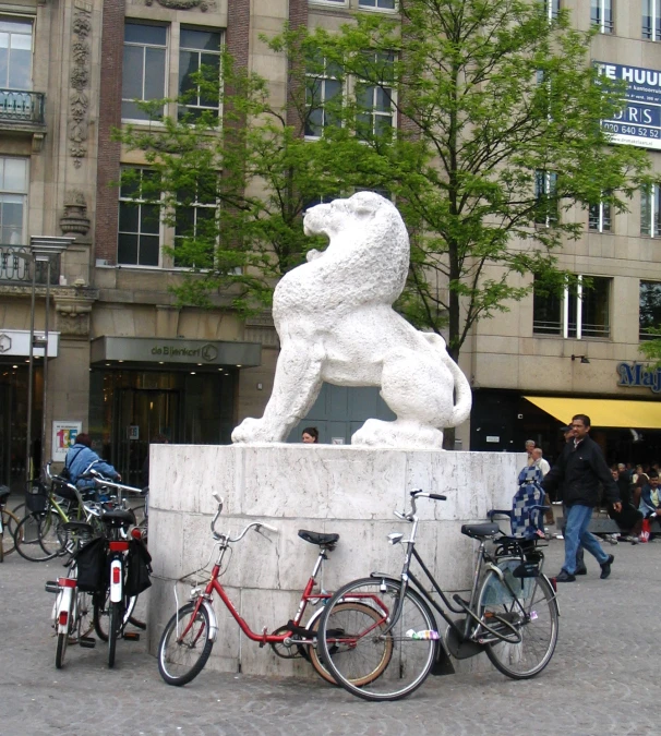 some bikes sitting on the sidewalk in front of buildings