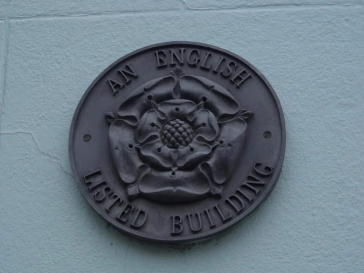 an english letter emblem mounted on the side of a building