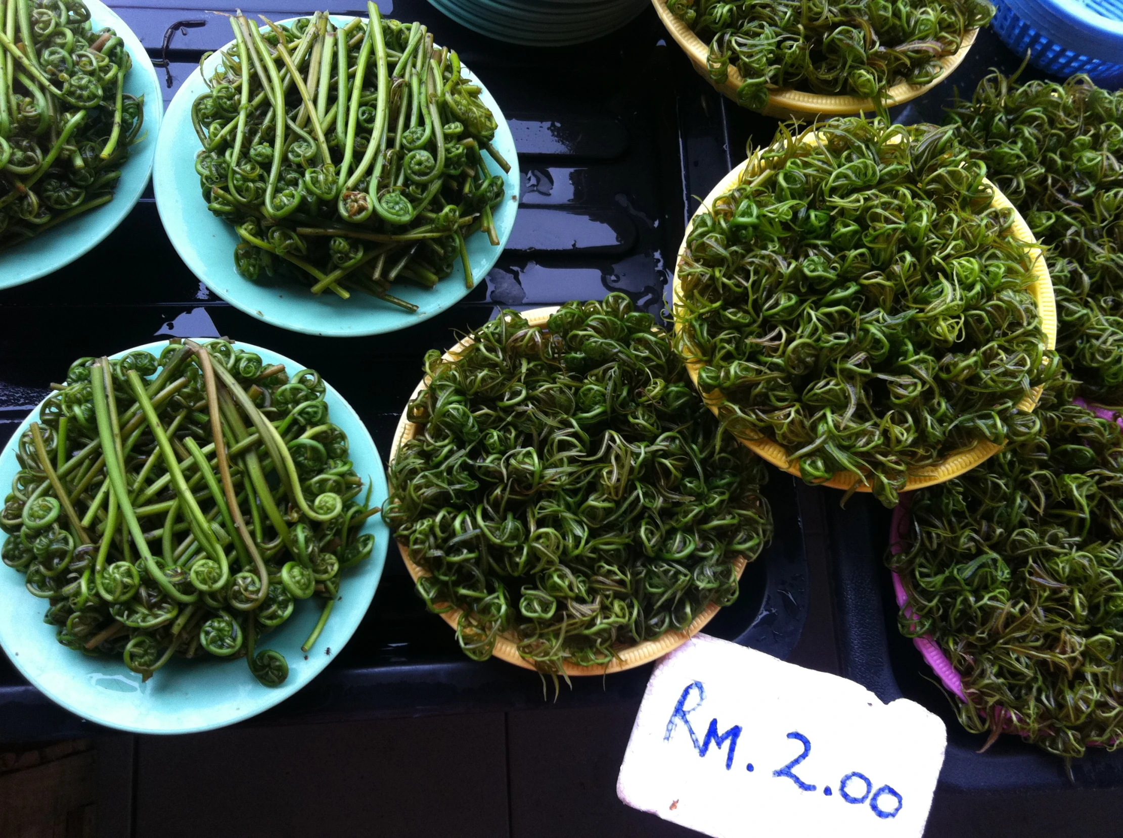 bowls of green beans are on display for sale