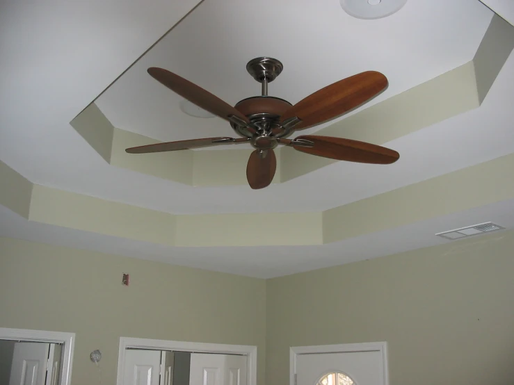 a ceiling fan hanging from the ceiling in a room