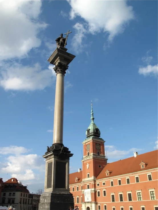 a very tall white pillar in a courtyard