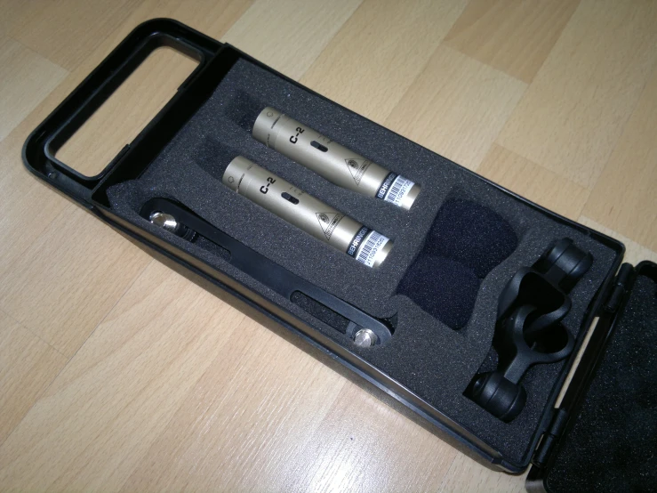 the batteries are in the case with silver ons