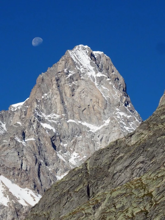 the top of a mountain is shown with snow on it