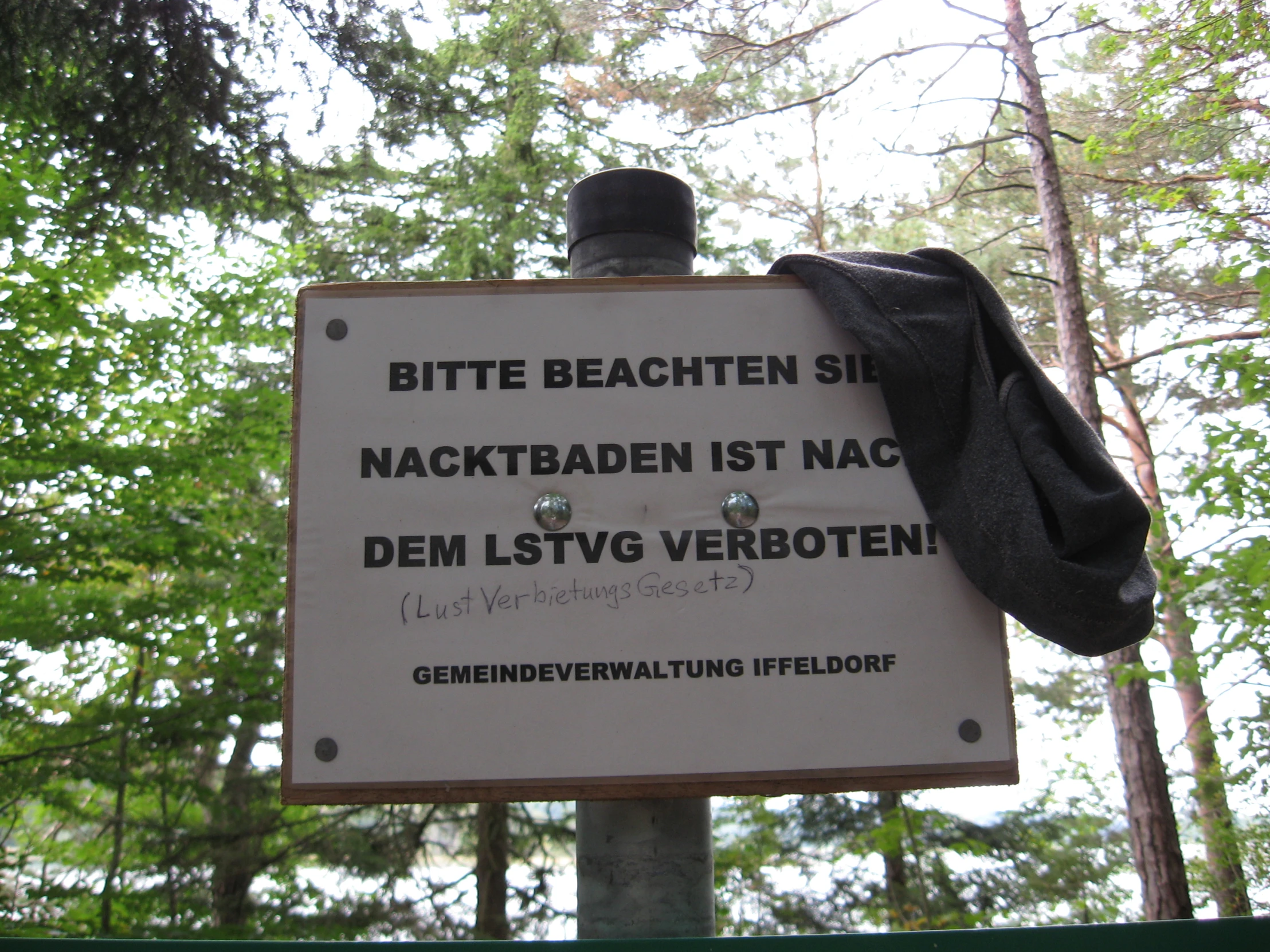 a sign that is written in german that has soing else