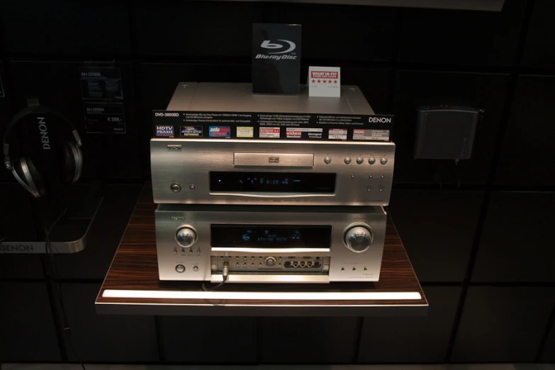 the old stereo system is on display in a dark room