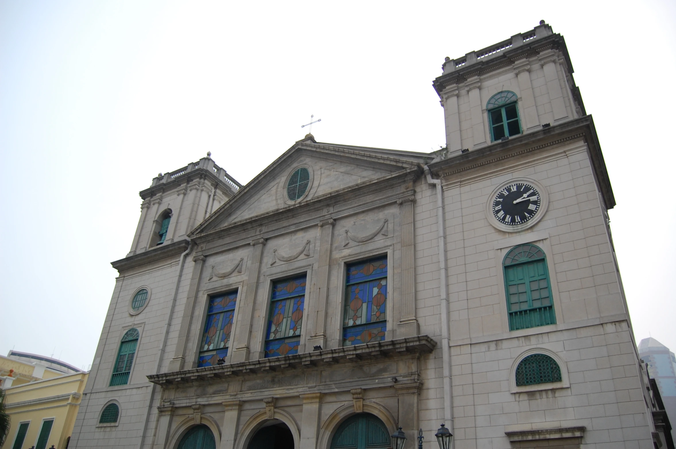 the facade of an old church with arched windows and a clock