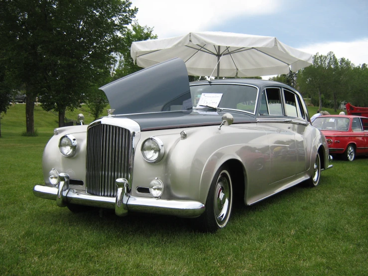 an old car has a flat roof and an open trunk