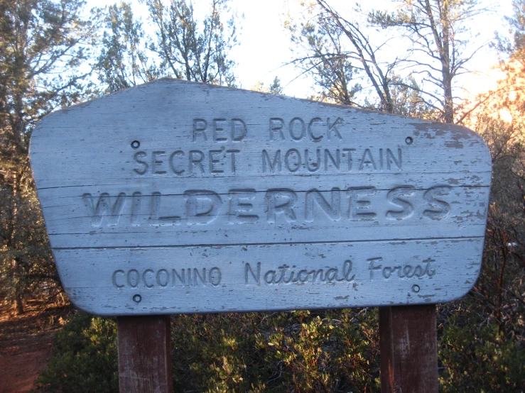 a sign that states the name of the park