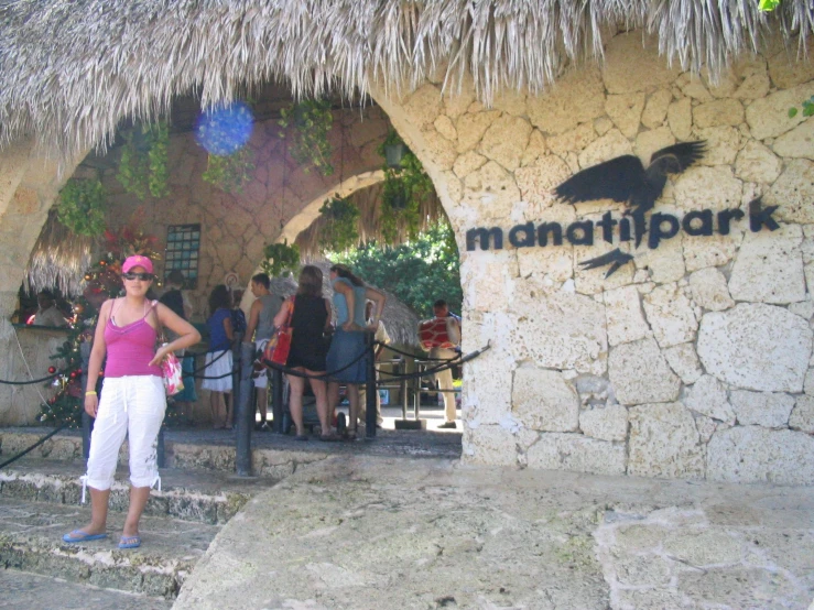 the entrance to the innatopark with people walking in the area