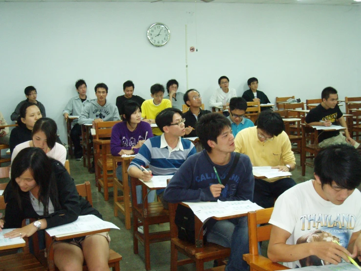 many students in class with large clock above