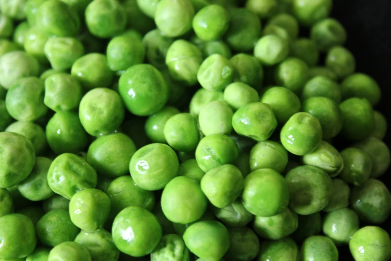 some green fruit are piled up together