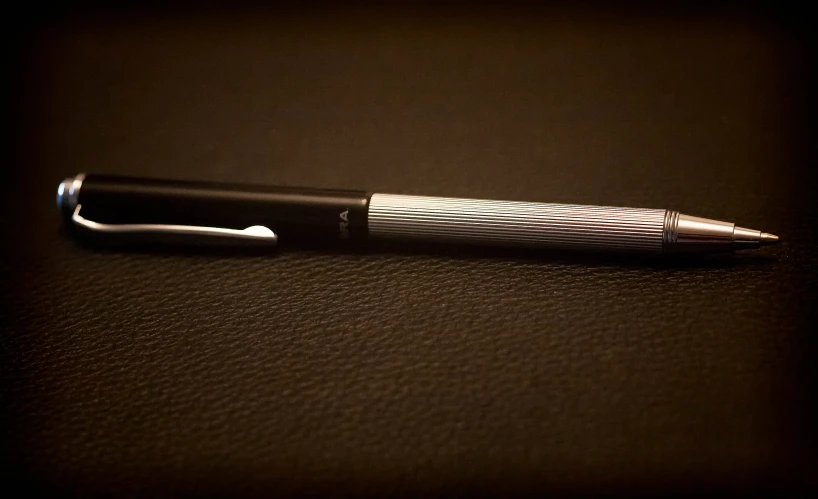 the top view of a pen and it's lid resting on a table