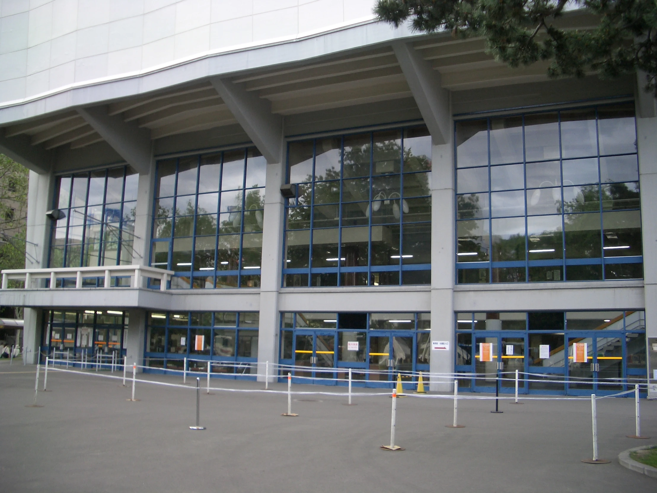 the building has windows and an empty parking lot