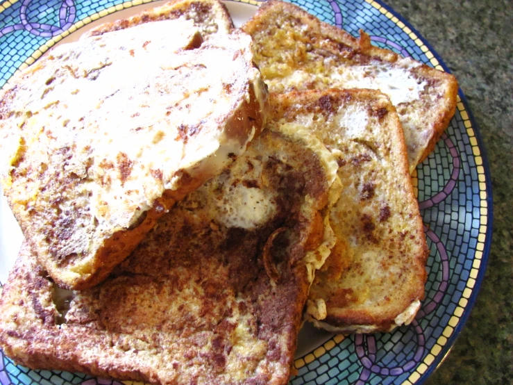 a plate that has some bread on it