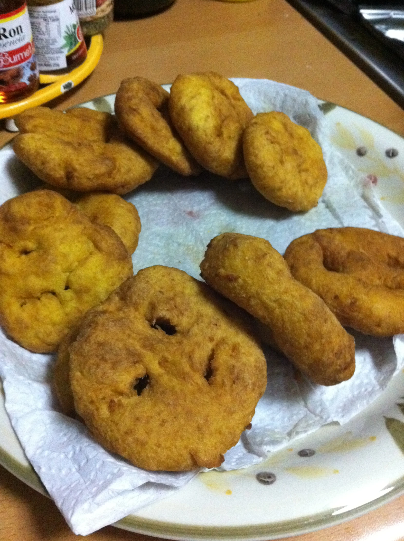 there are six fried pastries on the paper towels