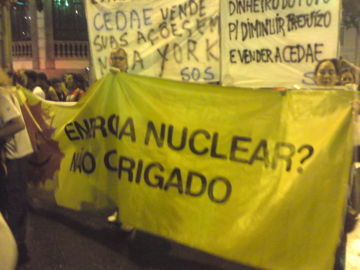 two yellow banners that say no nuclear, no giriddio