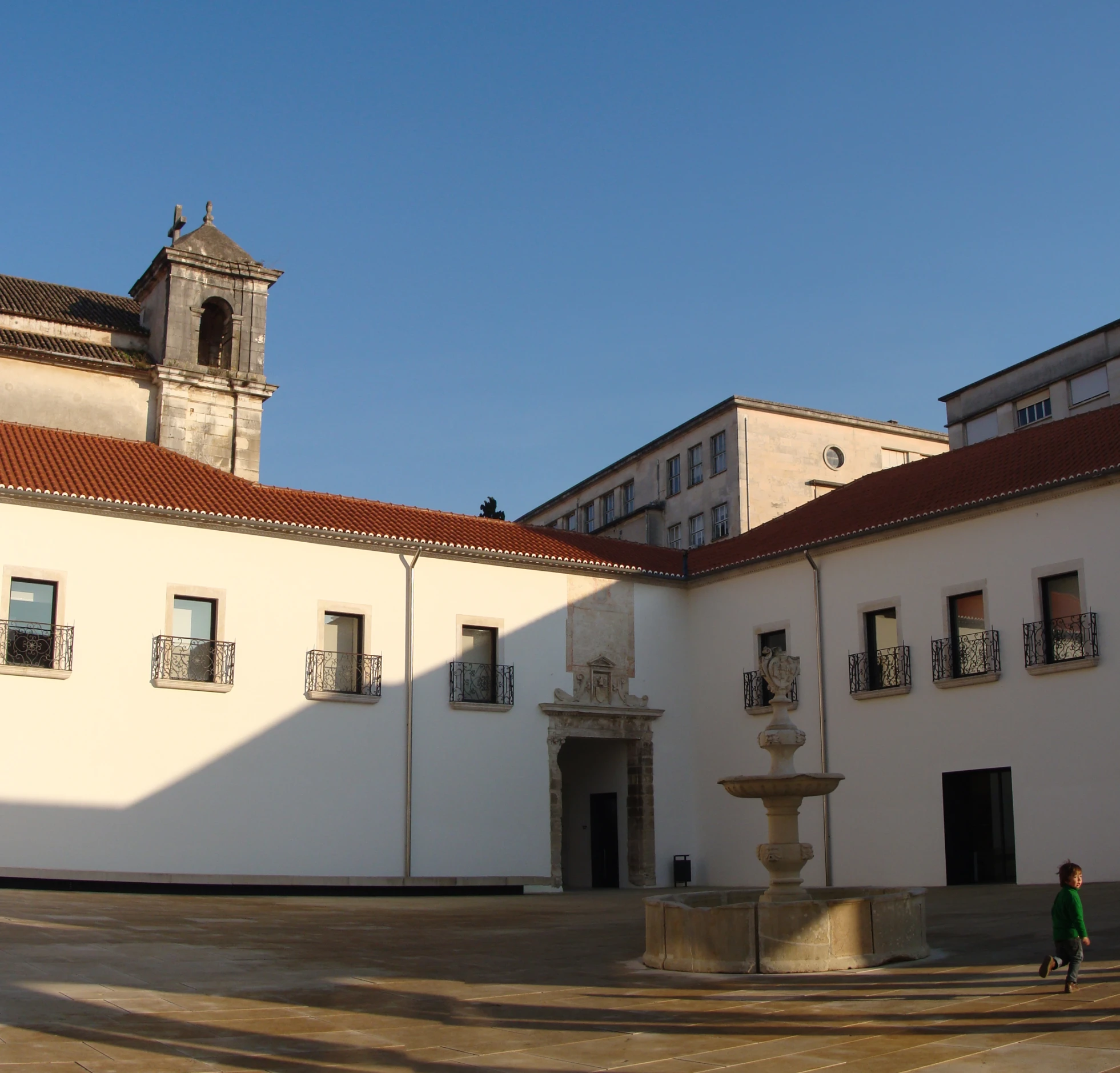 people are walking down the middle of an courtyard