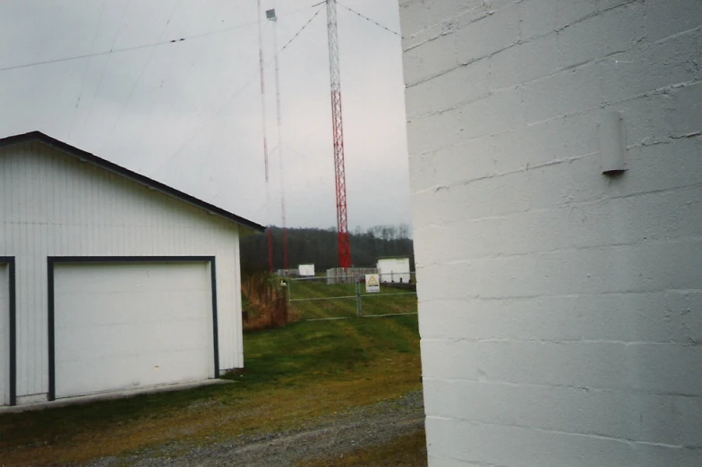 there is a small white building with a red antenna