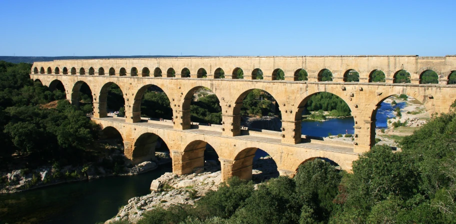 a bridge with many arches is shown over the water