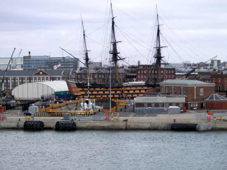 a boat in the water near some buildings