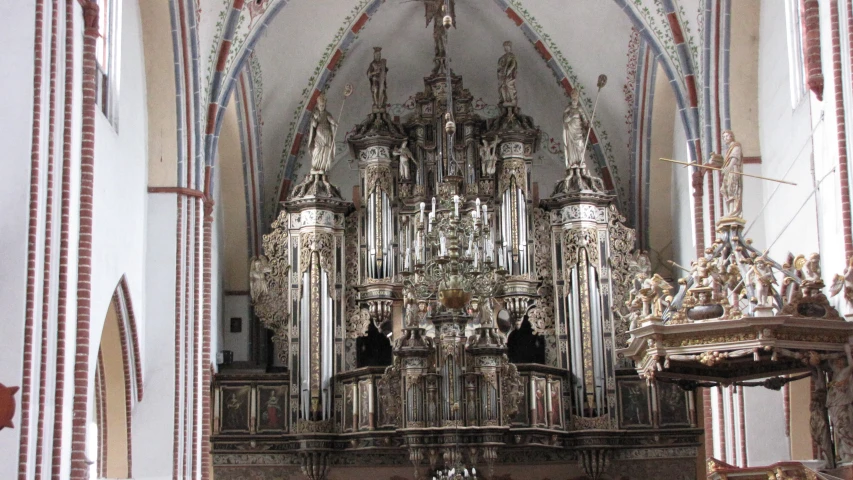 a very big pretty church with lots of pillars