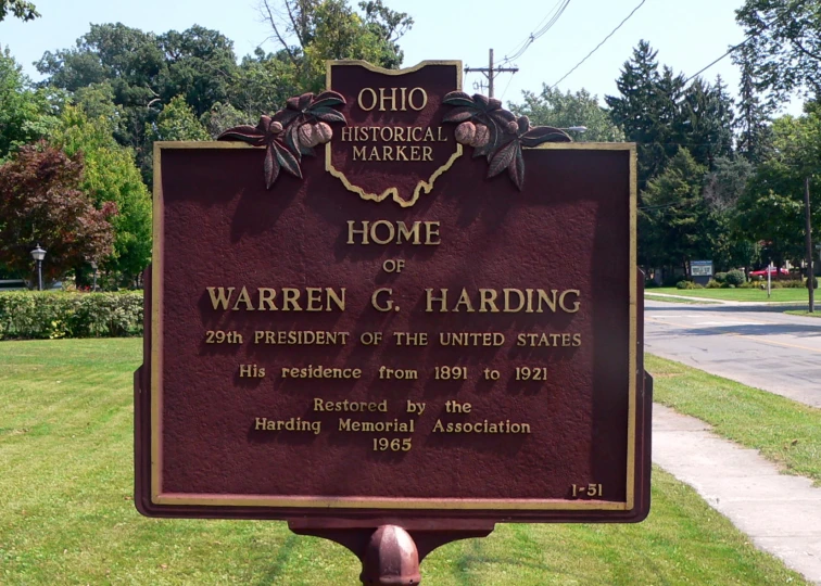 a welcome sign sits next to the road