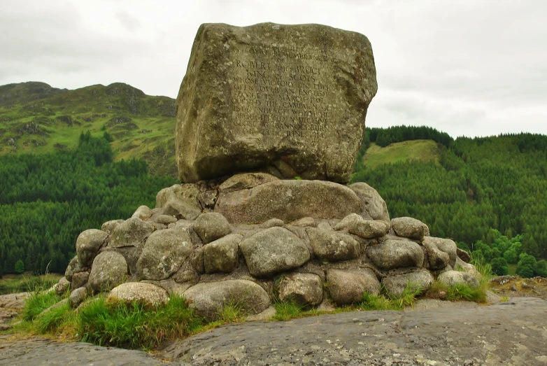 some rocks and bushes in the middle of mountains