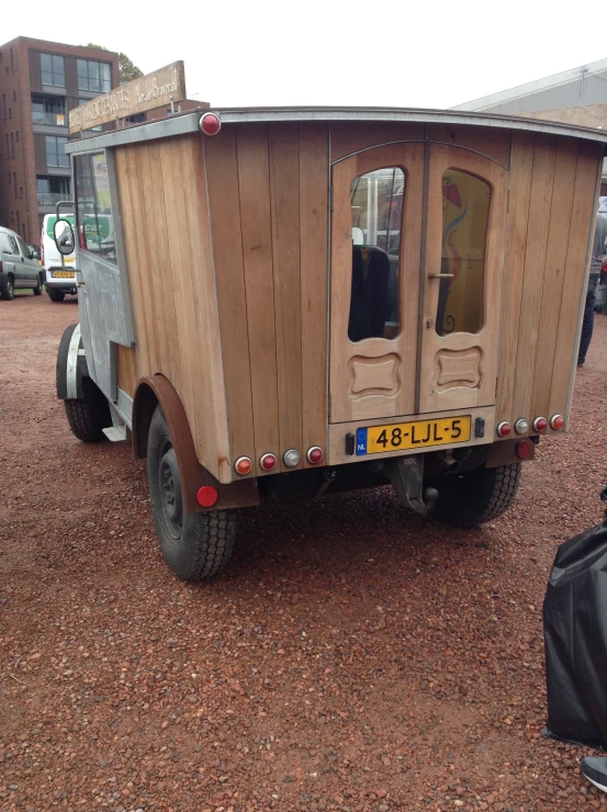 a vehicle that is made out of a horse drawn trailer