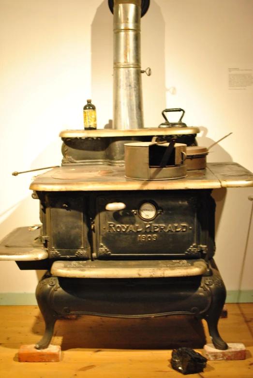 an old fashioned stove sits in front of a wall