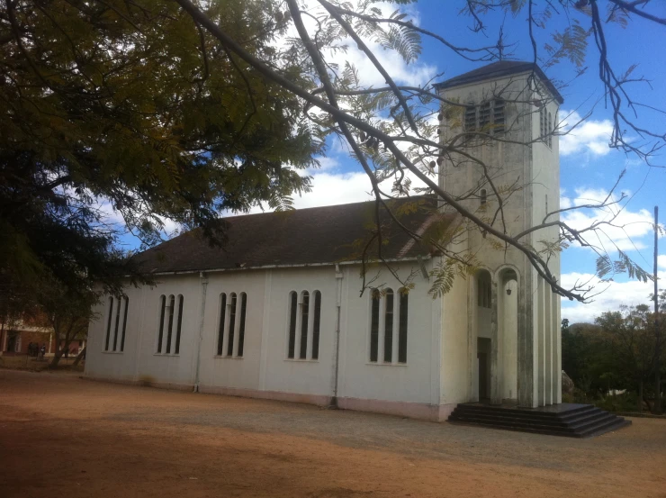 an image of a church that is in the wild