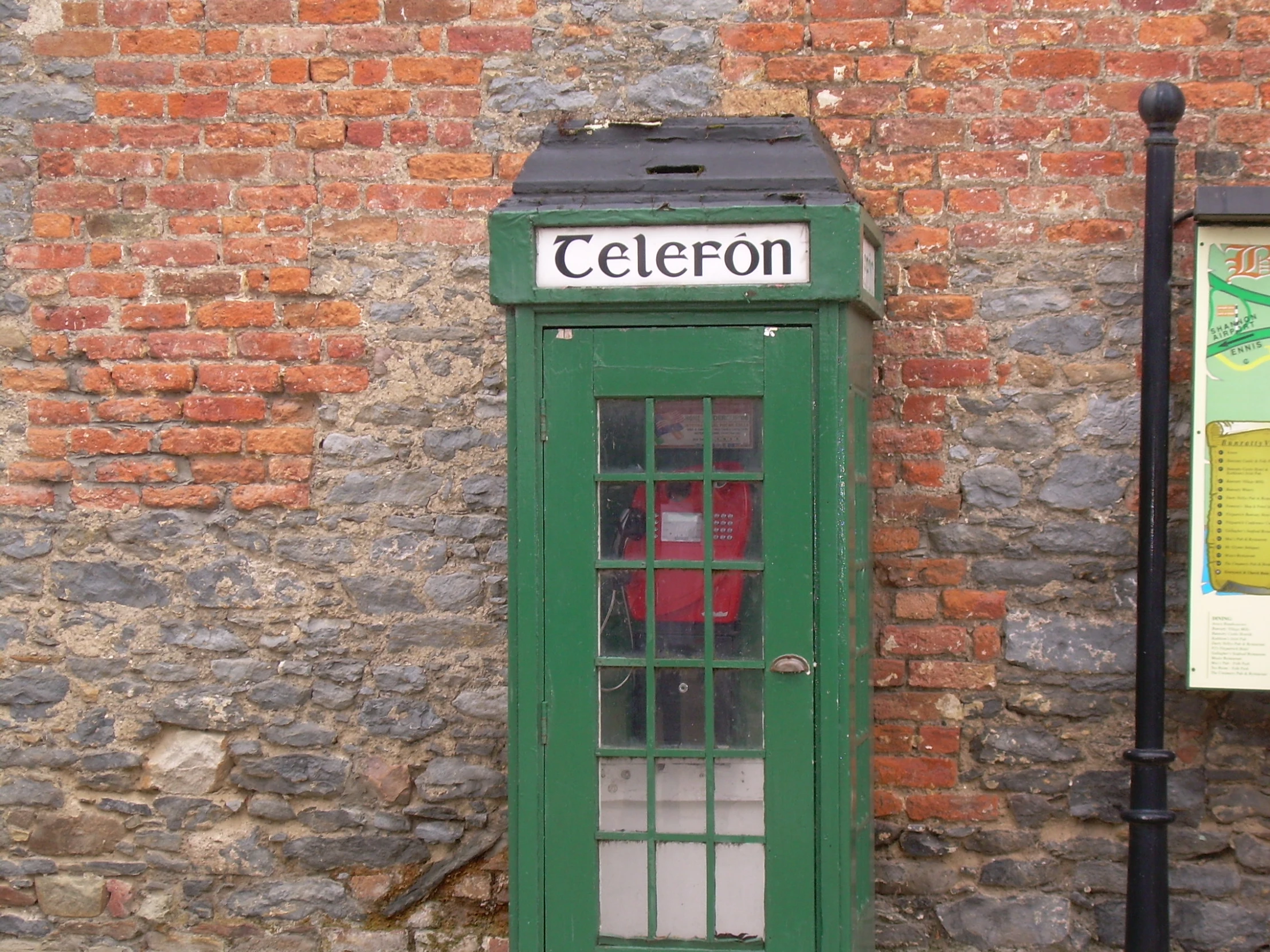 an old fashioned green phone booth with a sign that says celefon on it