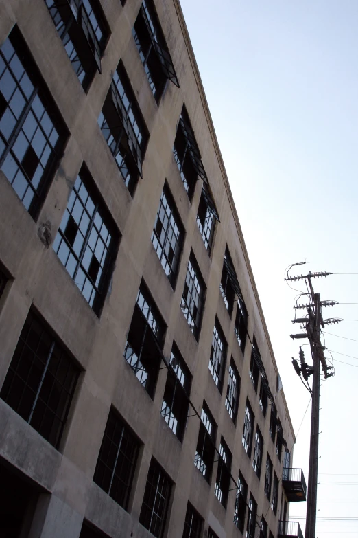 a row of windows are on the side of an office building