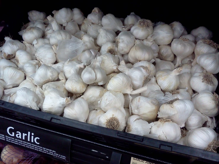 the group of garlic has been placed on top of the shelf